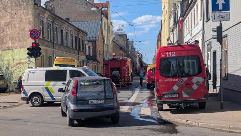 Bruņinieku ielā Rīgā izcēlies ugunsgrēks; liesmas strauji izplatās