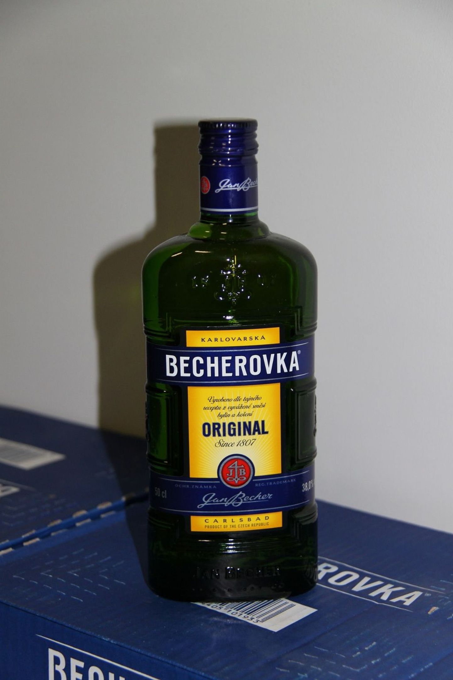 Pärnumaalt leiti ühe mehe elukohast suures koguses nõuetekohase aktsiisimärgiga märgistamata Tšehhi päritolu kanget alkohoolset jooki Becherovka.