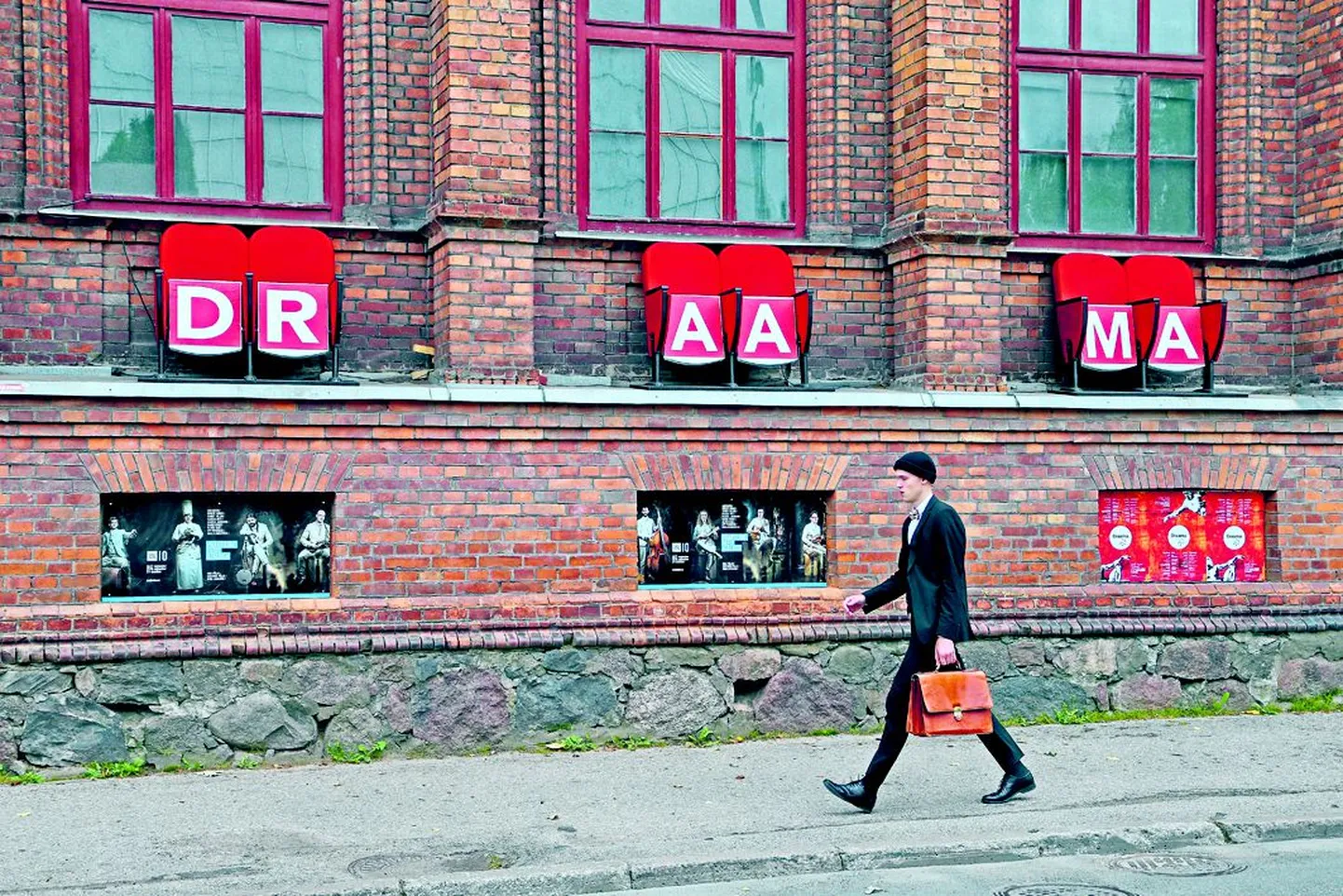 Tartu Uus Teater on kaunistatud festivaliks Draama.