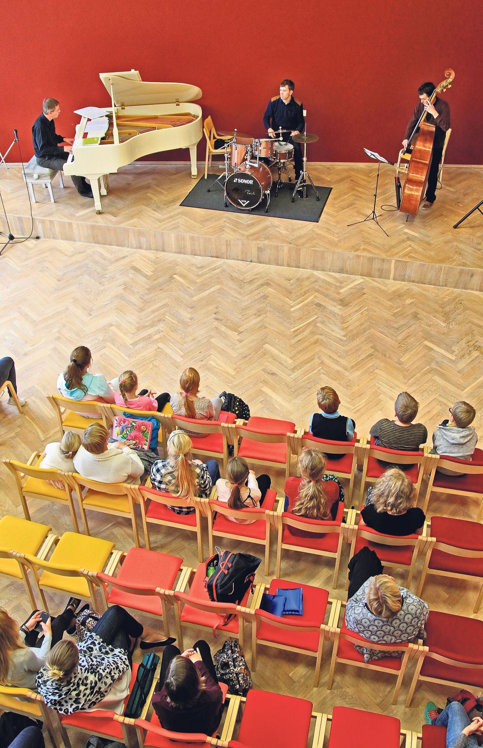Reedel esitasid Ülenurme muusikakoolis klassikalisi klaveripalasid džässivõtmes Jorma Toots klaveril, Kristjan Mängel trummide taga ning Tõnis Koppel kontrabassil.