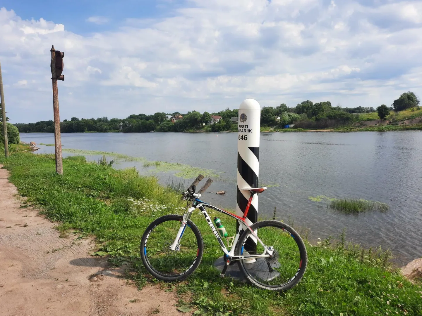Piiripost Narva jõe ääres. Teisel kaldal Venemaa.