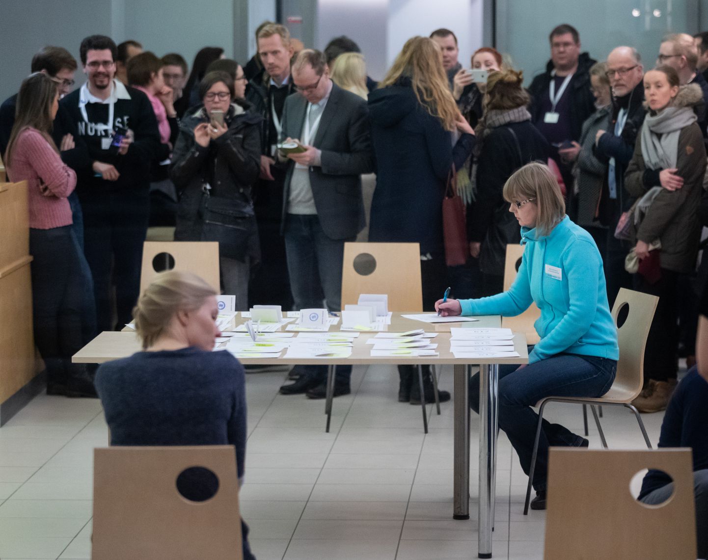 Riigikogu valimised. Häälte lugemine Tallinna linnavalitsuse teenindussaalis asuvas valimisjaoskonnas.
