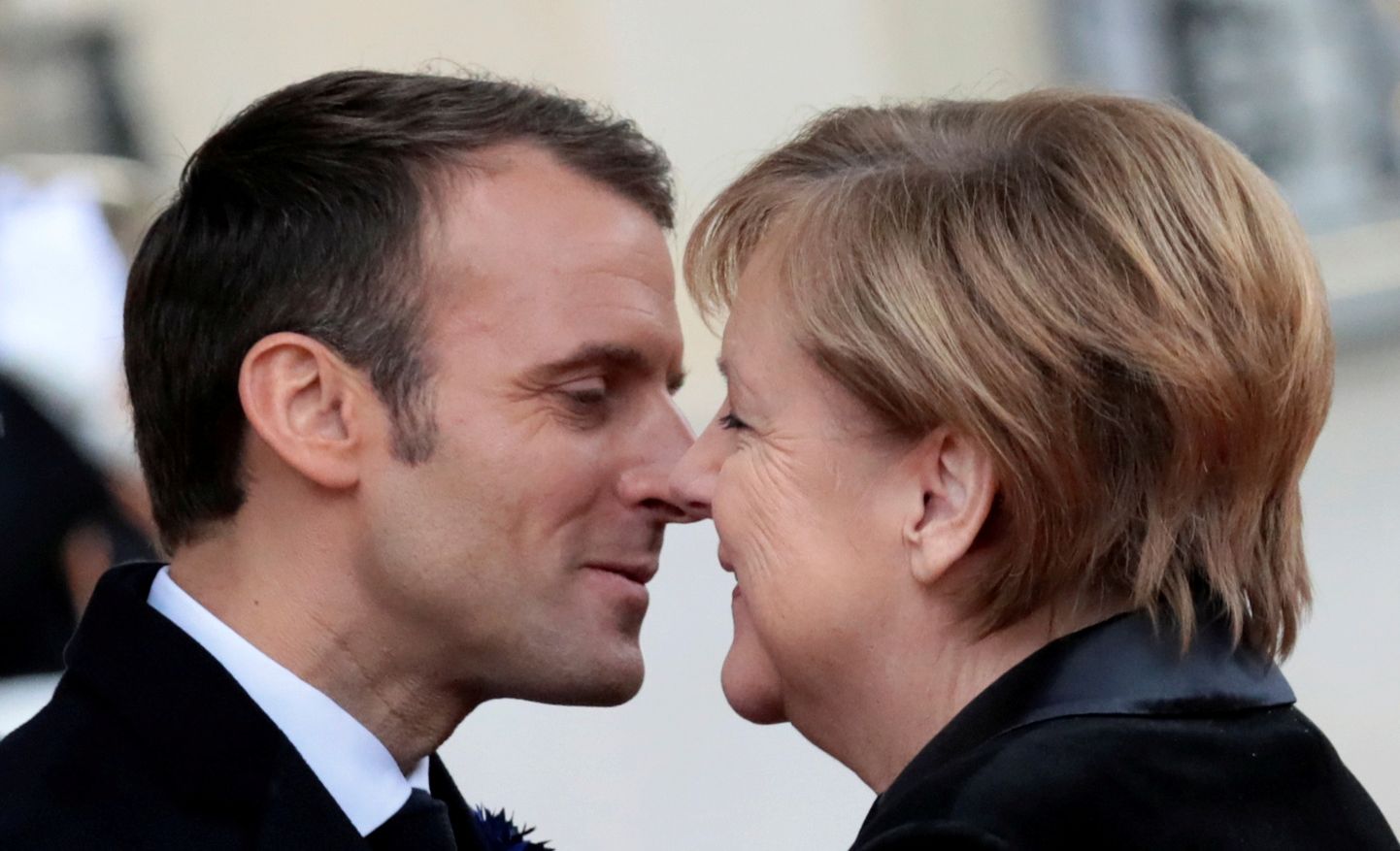 Prantsusmaa president Emmanuel Macron tervitamas Saksa kantslerit Angela Merkelit enne vaherahupäeva pidustusi.
