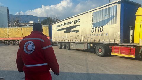 Армения отправила в Турцию 100 тонн гуманитарной помощи. Для этого пришлось открыть сухопутную границу, закрытую с 1993 года