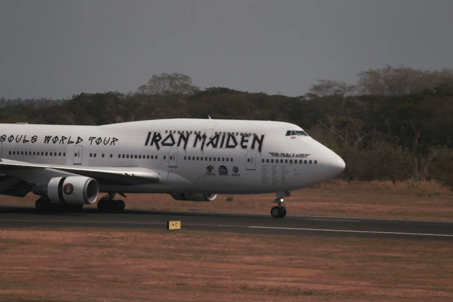 Iron Maideni laulja Bruce Dickinson, kes on litsenseeritud piloot, nimetas bändi sõidutanud Boeing 747 lennukit nagu taeva kuningannaks. «Nende nelja mootori jõud, müra, sujuvad maandumised ja tema elegants õhus asetavad 747 täiesti ainulaadsesse klassi,» ütles laulja.