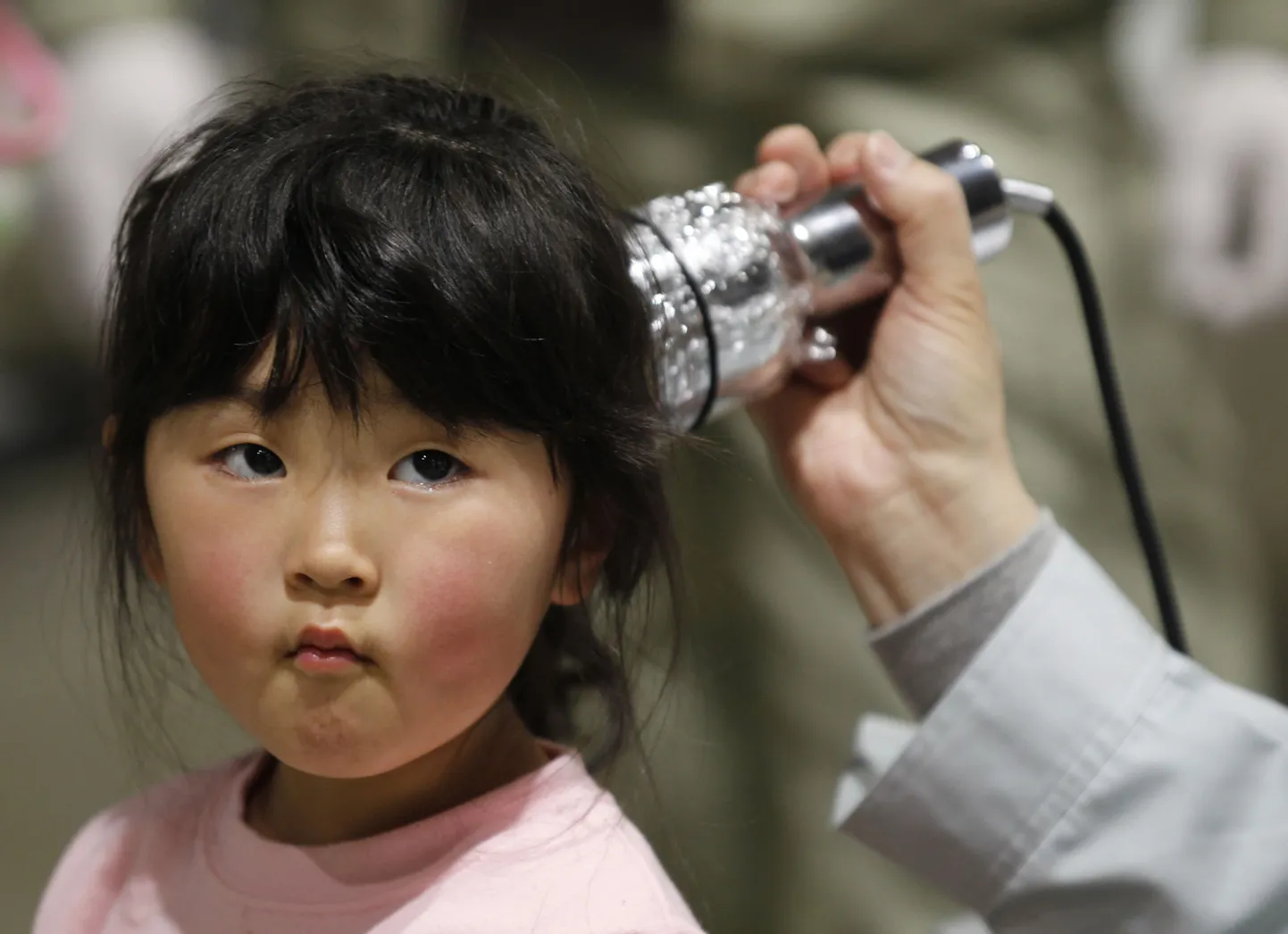Fukushima tuumajaama piirkonnas elanud neljaastasel lapsel mõõdetakse radiatsioonitaset.