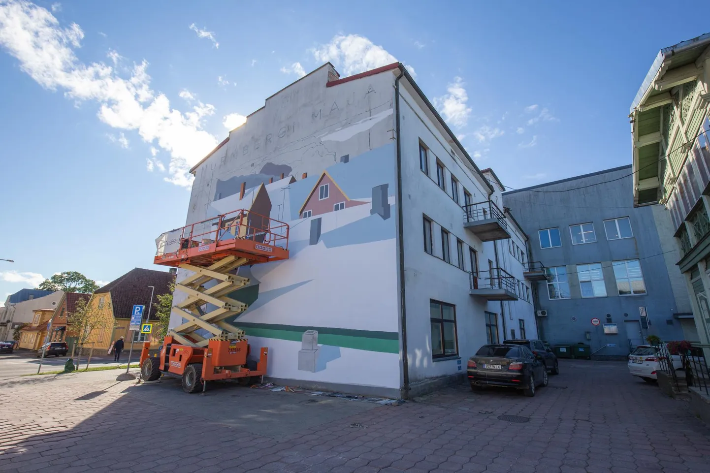 Viljandis Tallinna tänaval endise postkontori maja otsaseinale joonistatakse hiiglaslikku linnavaadet.
