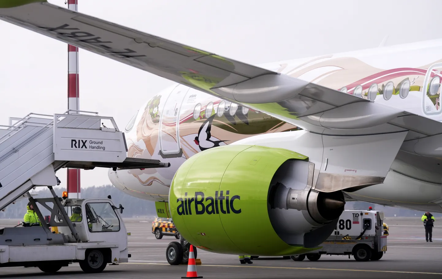 Latvijas nacionālās aviokompānijas "airBaltic" 50. "Airbus A220-300" lidmašīna ar īpašo krāsojumu