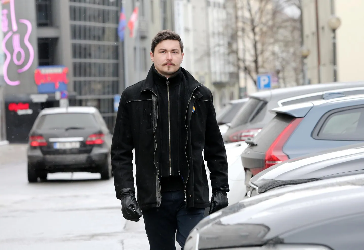 Hätta sattunud naisele appi läinud maaülikooli doktorant Roland Allmägi soovitab: «Vea korral püüa auto kohe ohutult peatada. Kui vajad abi, tõsta kapott üles, anna märku. Siis ei peeta sind toidukulleriks või kellekski, kes on teelt eksinud.»