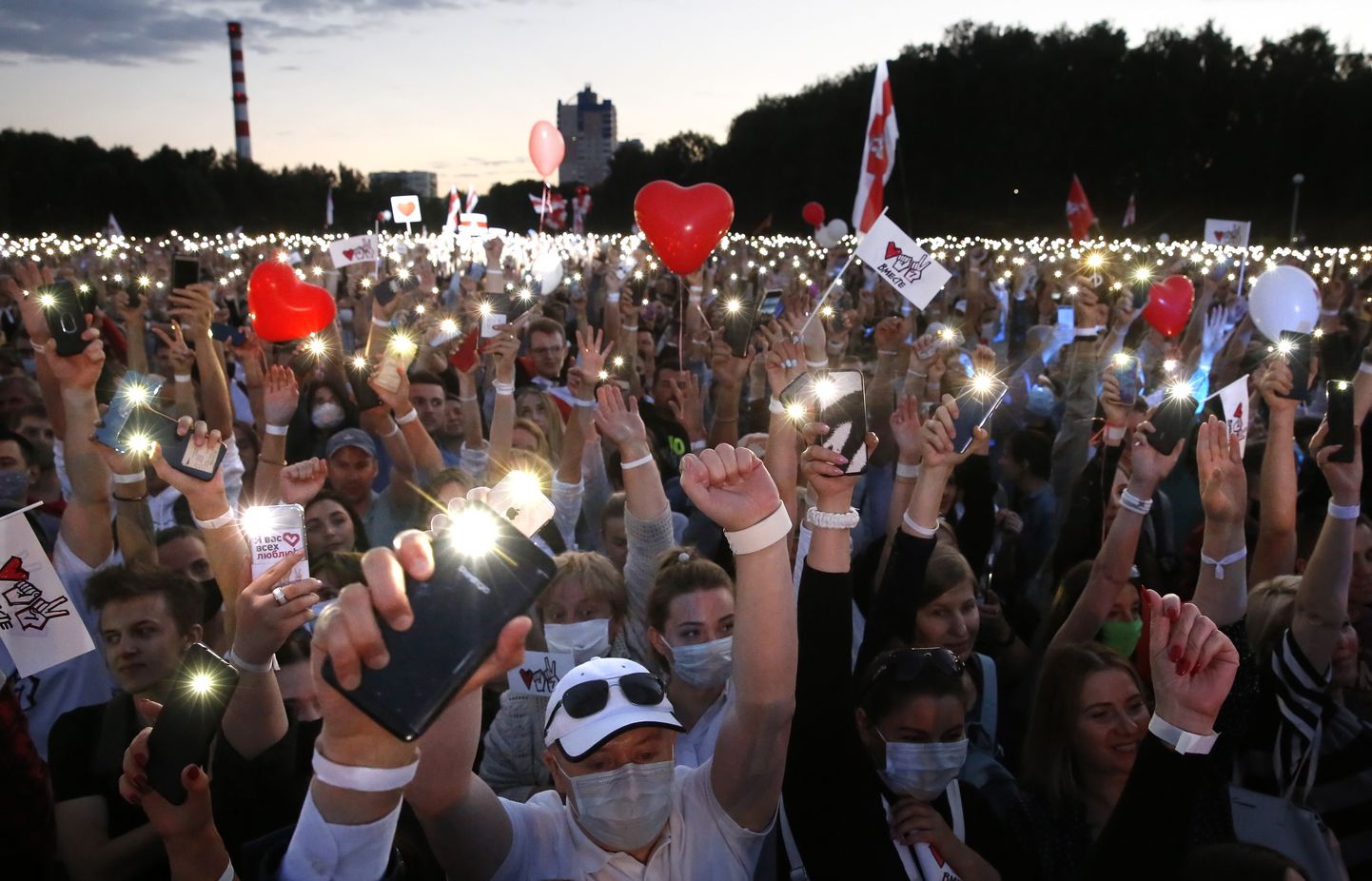 Сторонники Светланы Тихановской на митинге оппозиции в Минске 30 июля 2020 года.