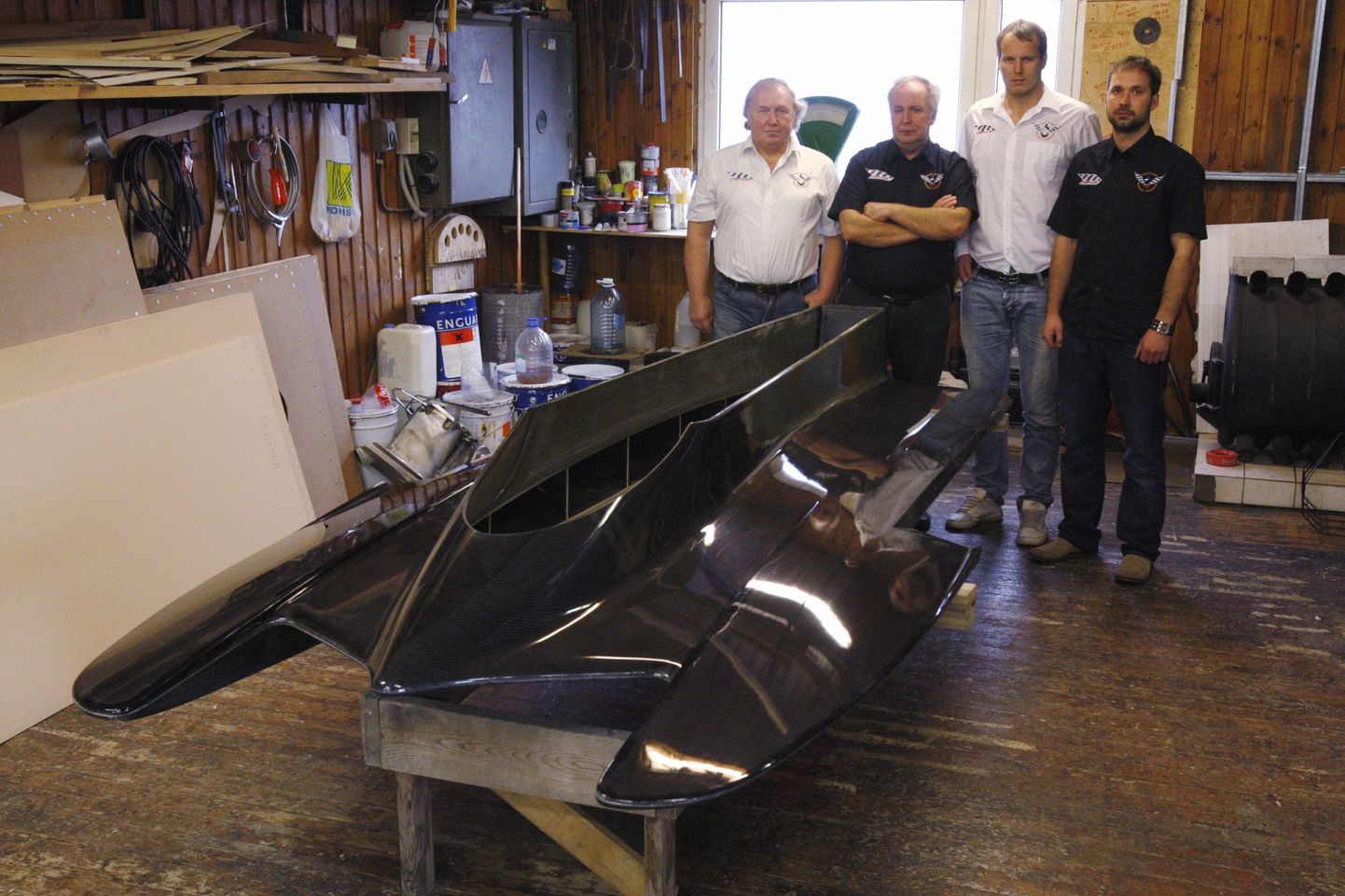 Põvvat Racing Boat ehitab Sten Kalderile süsinikkiudpaati.
Pildil vasakult: Sulev Märtson, Üllar Põvvat, Kaarel Vihermäe ja Henry Põvvat.
