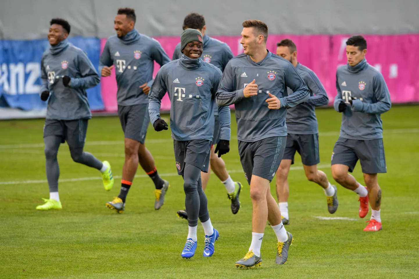 "Bayern" futbolisti gatavojas spēlei.