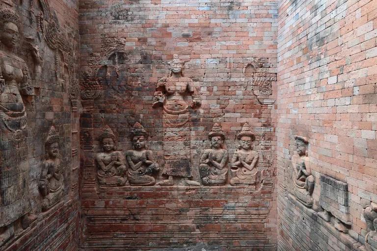 Hinduismi jumalanna Lakšmi koos kaaslastega tellistest bareljeefidel 10. sajandi algul rajatud Prasat Kravani templis. Ângkôr on koht, kus kunstiajaloo mõisted «bareljeef» ja «graveering» saavad uudistajale selgeks peaaegu kogu oma täiuses.