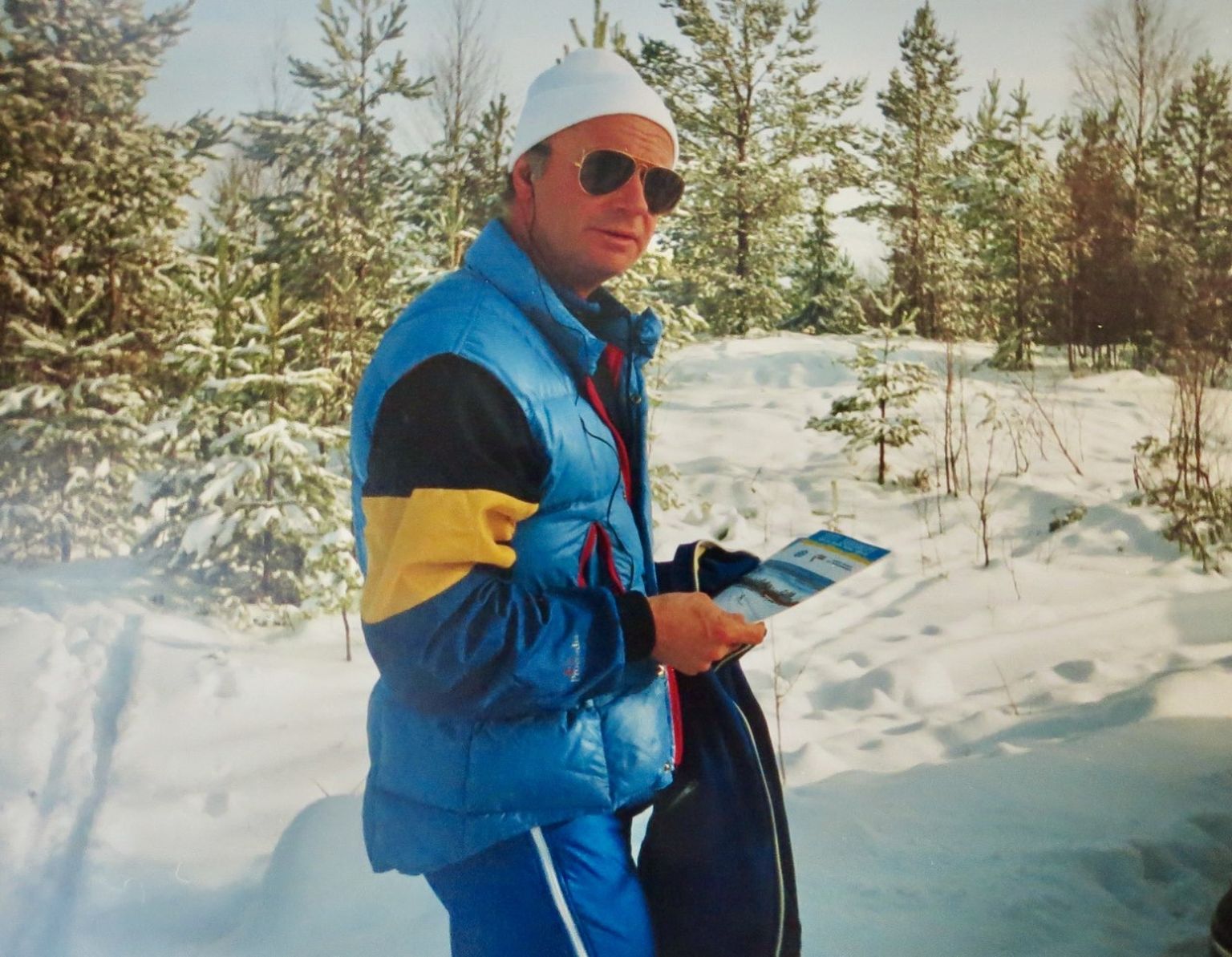 Rootsi kuningas 1993. aastal Falunis suusaalade MM-võistlustel, Eesti suusaliidu trükis peos.