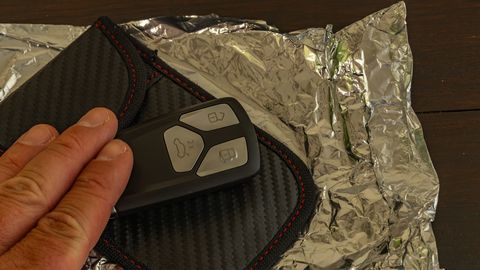 Kāpēc autovadītāji mēdz ietīt savas automašīnas atslēgas folijā?