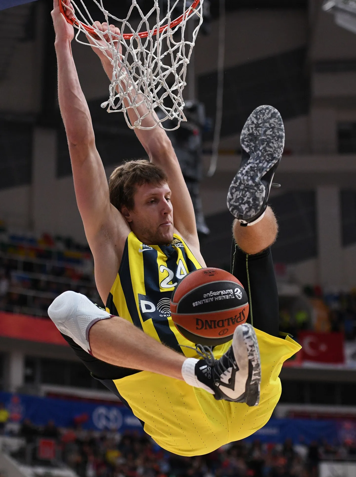 Jan Vesely tõi mängu parimana 30 punkti.