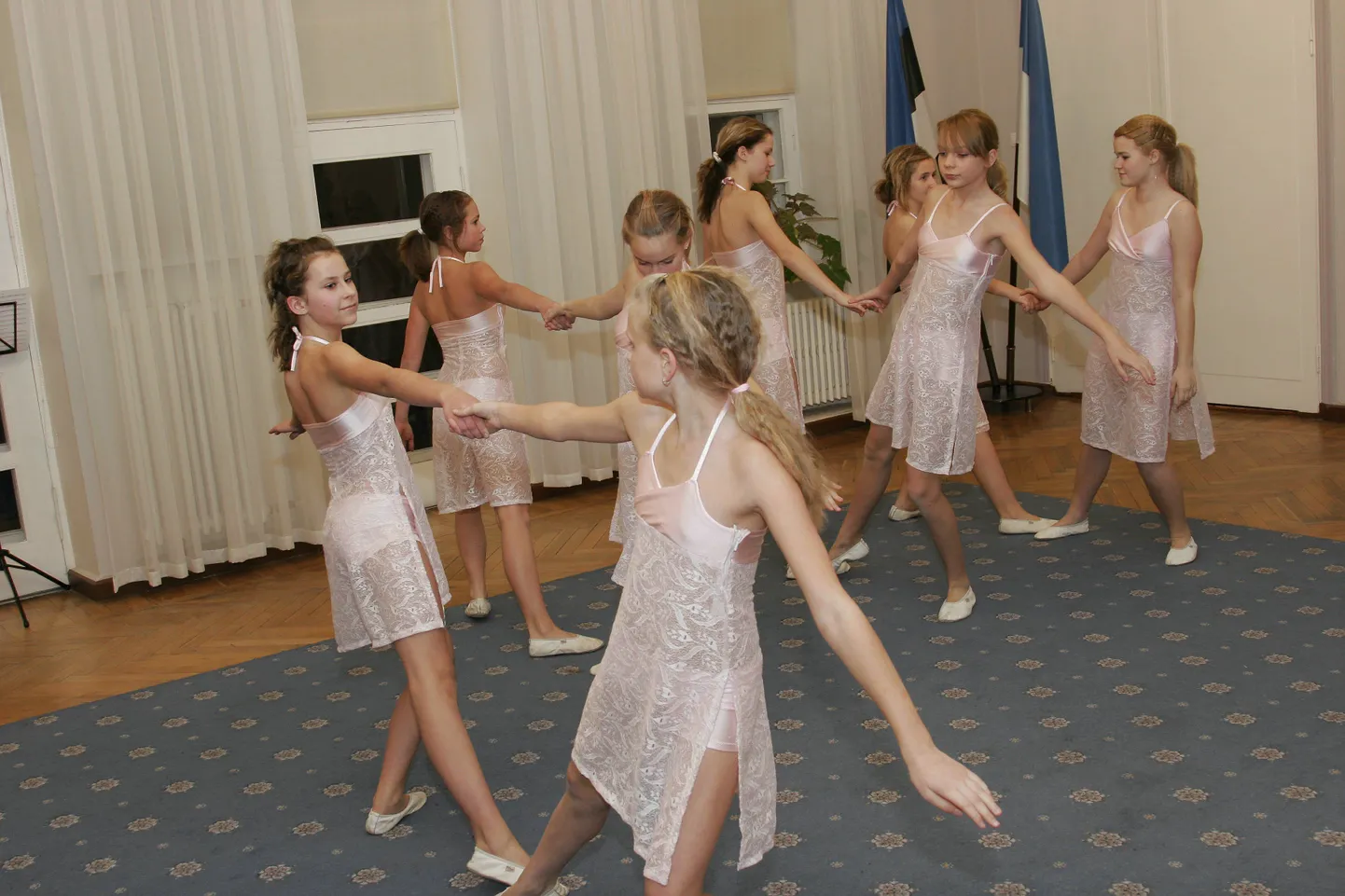 Jakobsoni gümnaasiumi balletistuudio etteaste Viljandi raekojas.