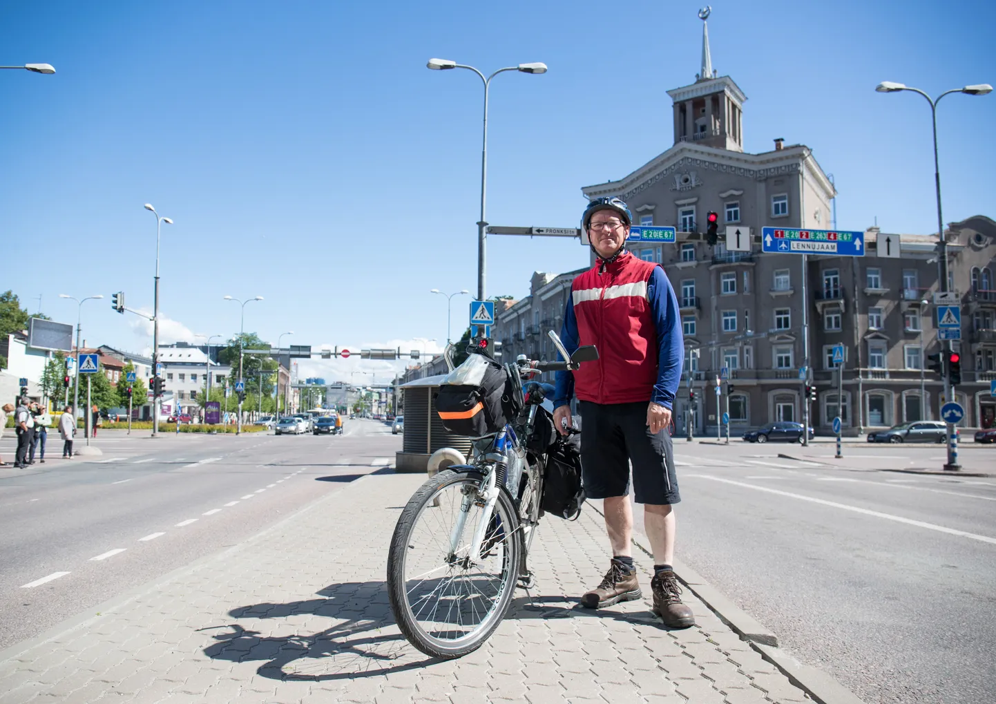 Andres Lindvere töötas Nõukogude Eestis kõrgel kohal, kuid Kanadas alustas koristaja ametist. Tartu Ülikoolis õppimise ja tööl käimise kõrvalt jõudis ta Peterburi turule kapsaid ja jõulukuuski müüma, rääkimata Kaunase restorani kabaree-etenduses eesli mängimisest või lukksepana töötamisest.