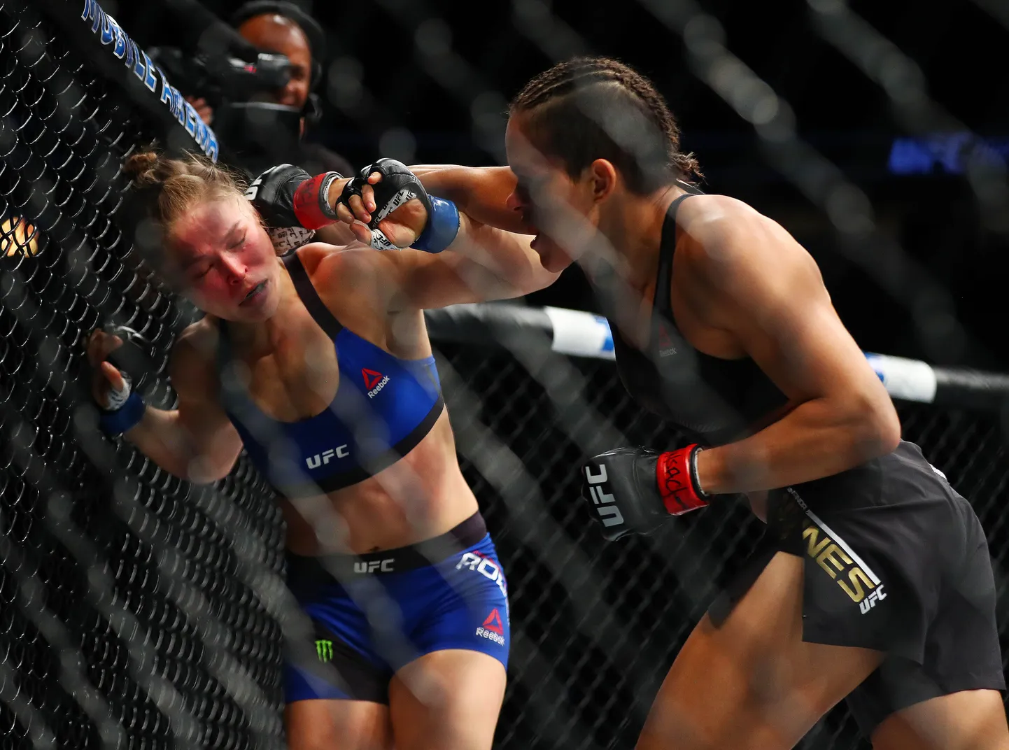 Ronda Rousey (vasakul) ja Amanda Nunes võitlusringis.