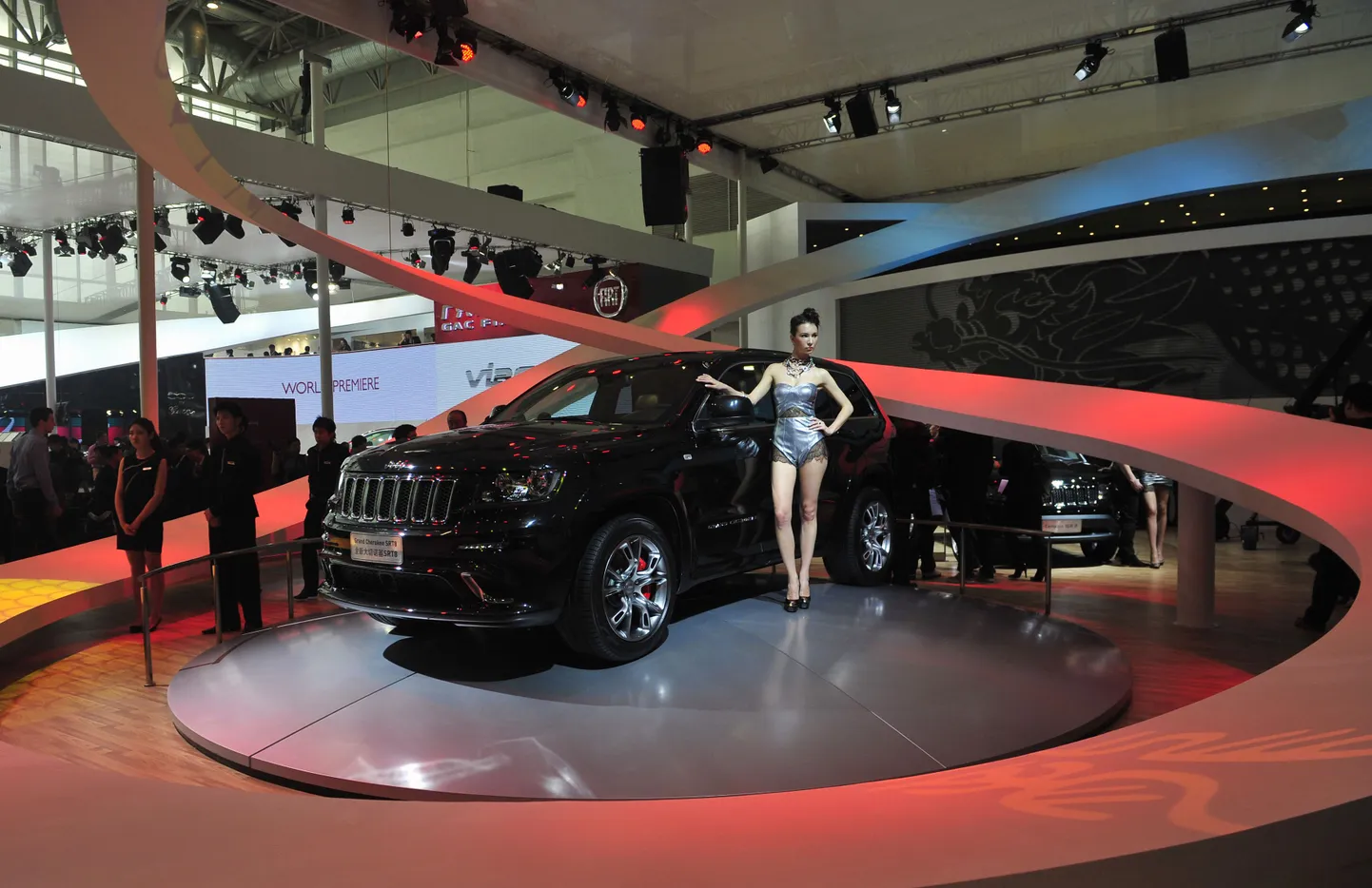 Jeep Grand Cherokee SRT8. Riia meeril on selle mudeli valge versioon.