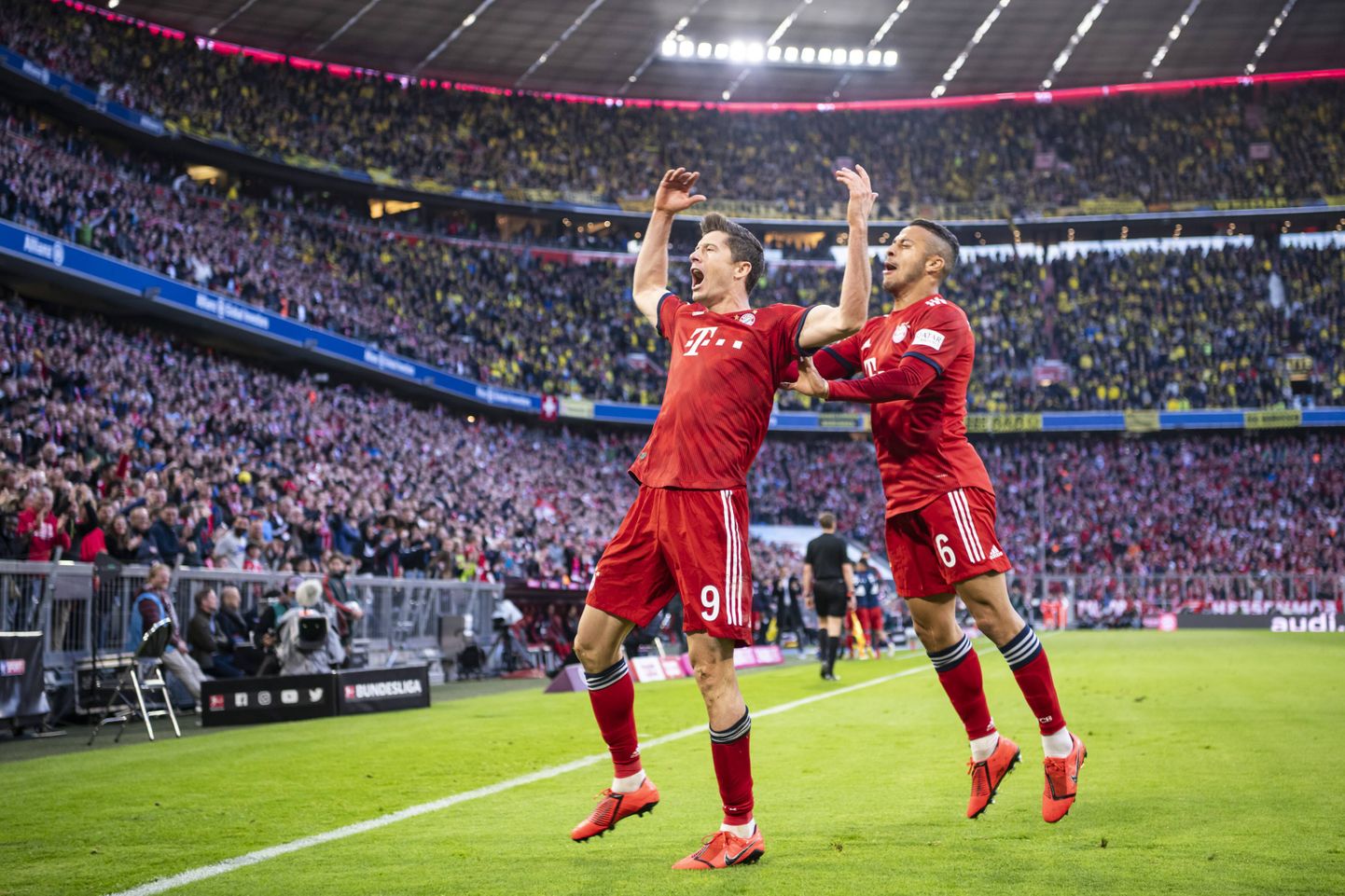 Müncheni Bayerni poolakast ründemängija Robert Lewandowski (vasakul) sai ainsana jala valgeks koguni kahel korral.