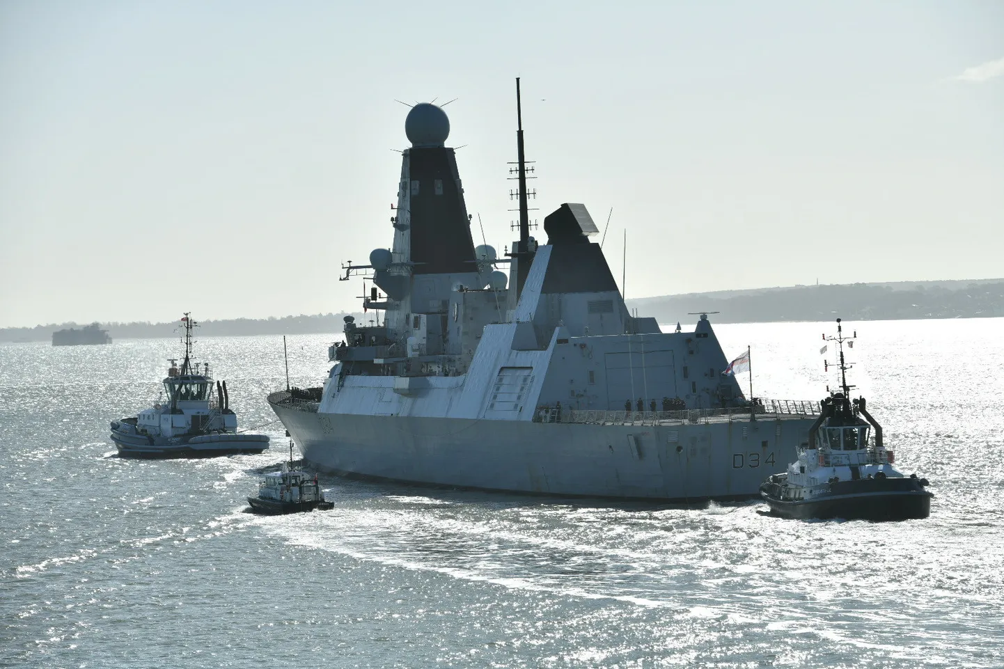 Ühendkuningriigi mereväe hävitaja HMS Diamond Type 45 lahkus täna 
Portsmouthi kuninglikust mereväebaasist, et suunduda NATO vägedele toeks Vahemere idaossa ja Mustale merele