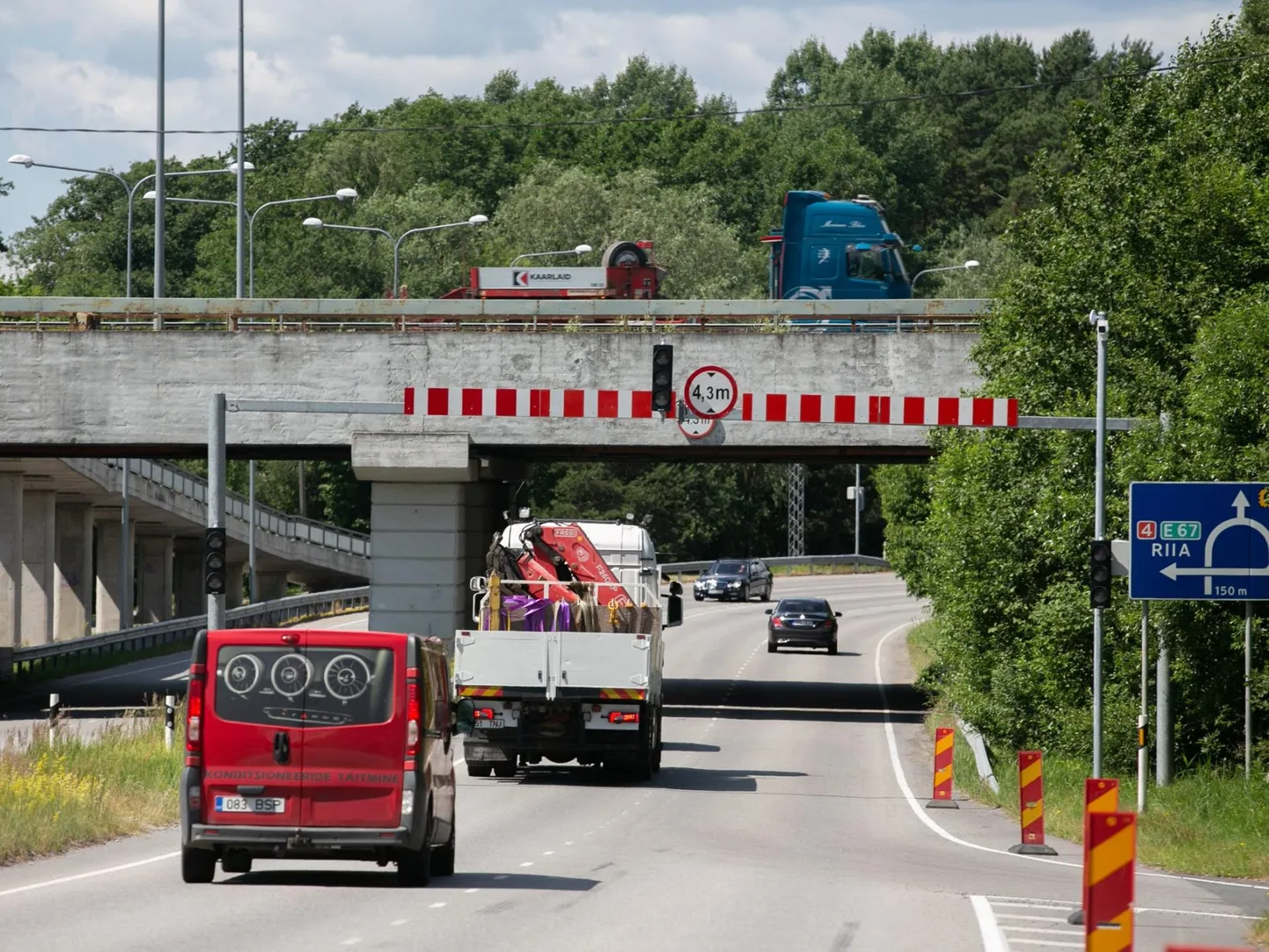 Kui kõrgusandurid teevad kindlaks, et veok on lubatust kõrgem, sütivad juhi vaateväljas kollased vilkuvad märgutuled ja enne silda fooris punane tuli, mispeale peavad kõik sõidukid seisma jääma.