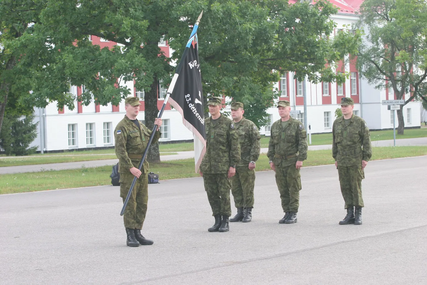 Kolonelleitnant Toomas Möls annab Kuperjanovi jalaväepataljoni lipu üle  pataljoni uuele ülemale major Maidu Allikasele.