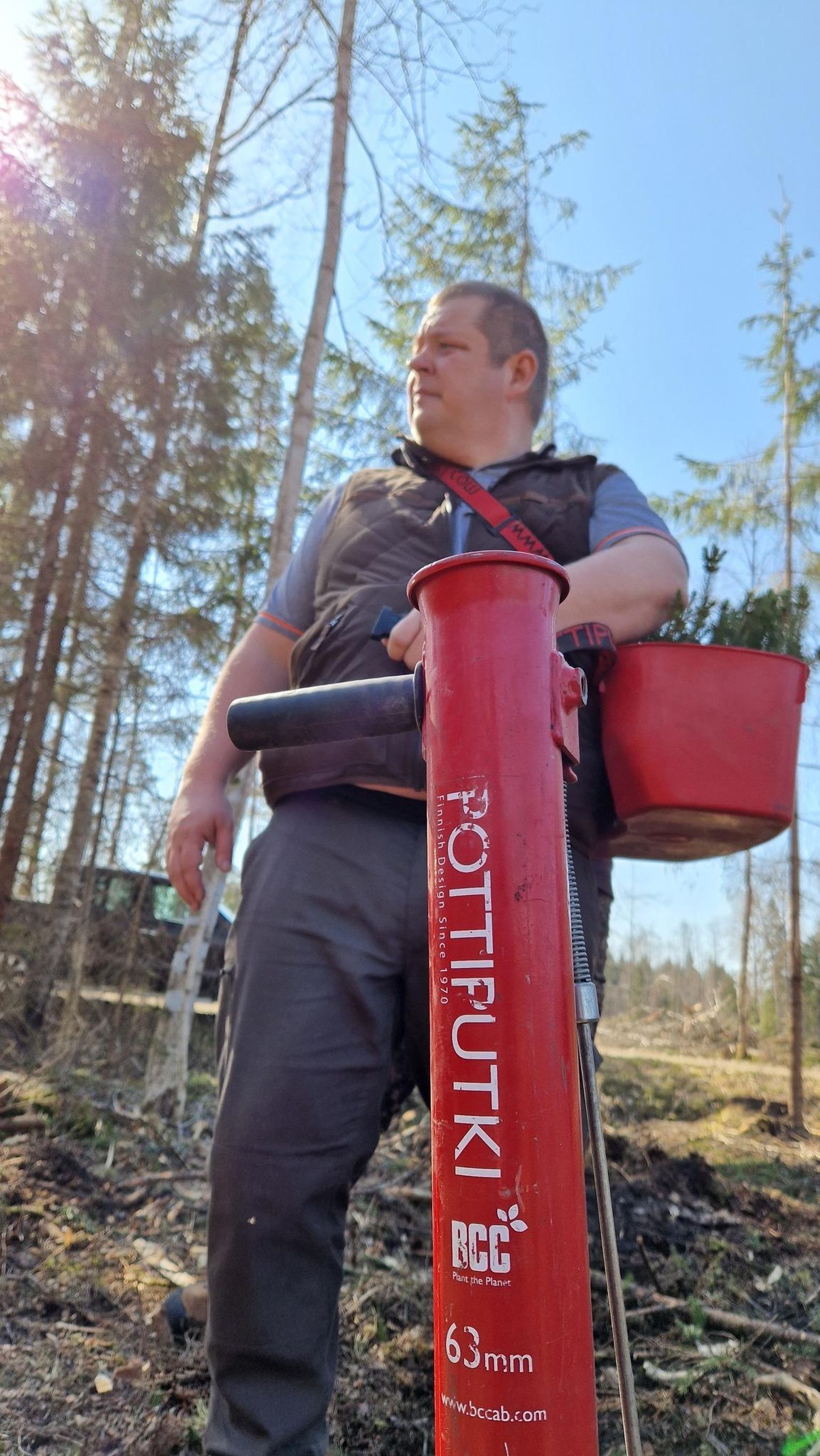 Keskkonnaminister Erki Savisaar käis möödunud nädalavahetusel Raplamaal Russalus Vaikre metsanduse ja pärandkultuuri õpperaja lähistel metsa istutamas. FOTO: keskkonnaministeerium