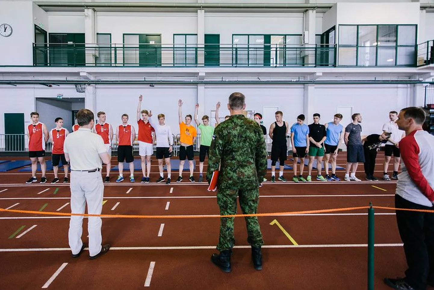 Kaitseväes spordi eest vastutav major Heino Märks keskkooli noortega.