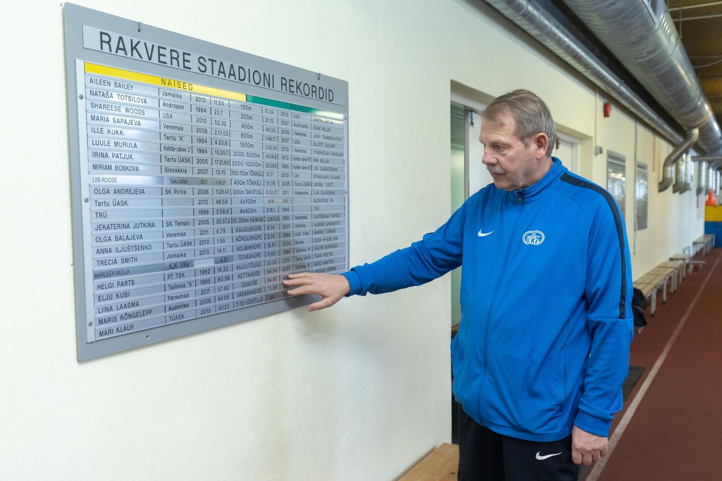 Rakvere staadioni rekordtulemuste väljapaneku eest hoolitseb kohaliku kergejõustiku eestvedaja Jaak Vettik.