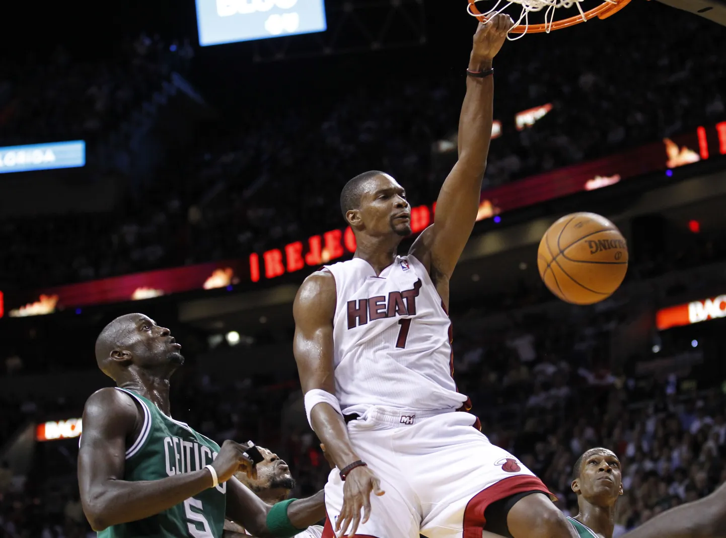 Miami Heati ääremängija Chris Bosh surub palli korvi. Eile kõik nii hästi ei sujunud.