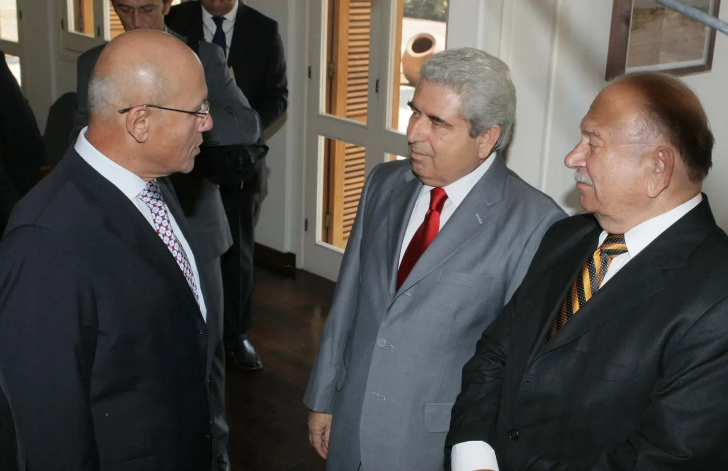 Küprose vasakpoolne president Demetris Christofias (keskel) Küprose Türgi kogukonna liider Mehmet Ali Talat (vasakul).