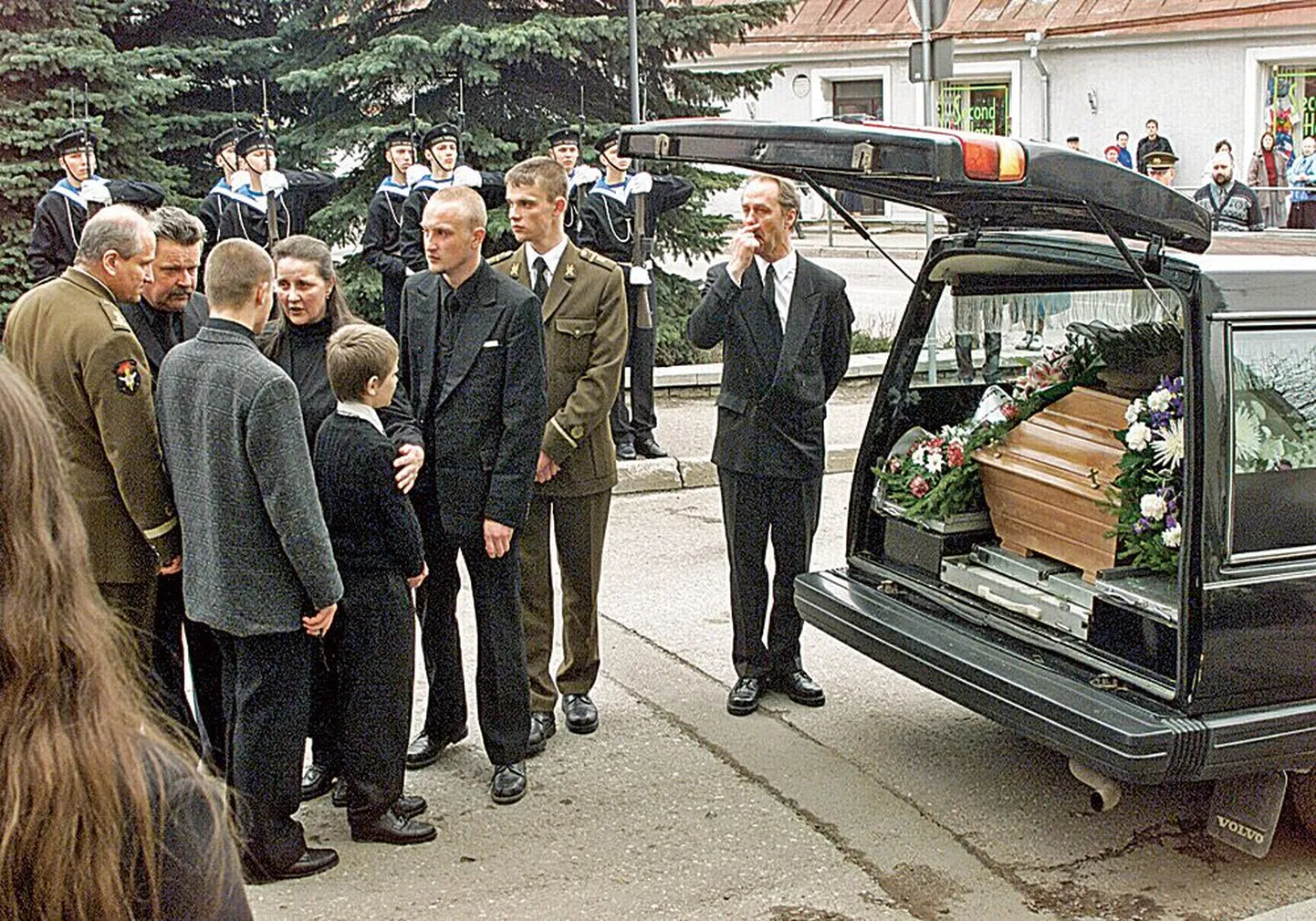 20 апреля 2001 года в Тарту состоялись похороны капитана Урмаса Аала.