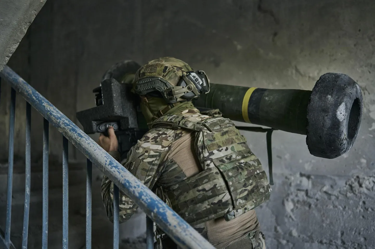 Avdijivkast on saamas selle sügise Bahmut ehk järjekordne talvine kurnamissõja episood. Tankitõrjerelvaga varustatud Ukraina võitleja Avdijivka korterelamus positsioonile siirdumas.