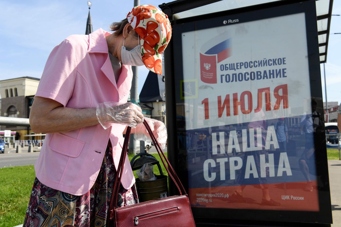 Naine Moskva trammipeatuses põhiseadusmuudatuste rahvahääletuse plakati ees 17. juuni 2020.