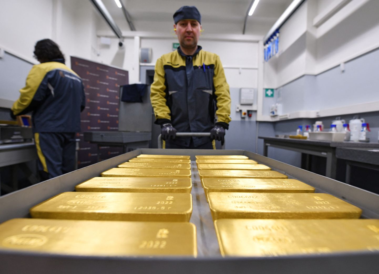 Töötaja Siberis Krasnojarski linnas Krastsvetmeti tehases 99,99 protsendilise puhtusega märgistatud kullakange kärutamas.
