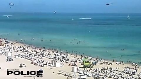 В США вертолет рухнул в океан рядом с многолюдным пляжем
