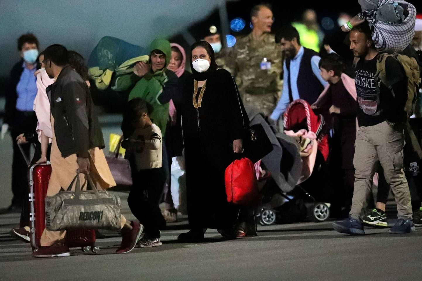 Evakueeritud Afganistani põgenikud Kosovo pealinna Priština lennujaamas.