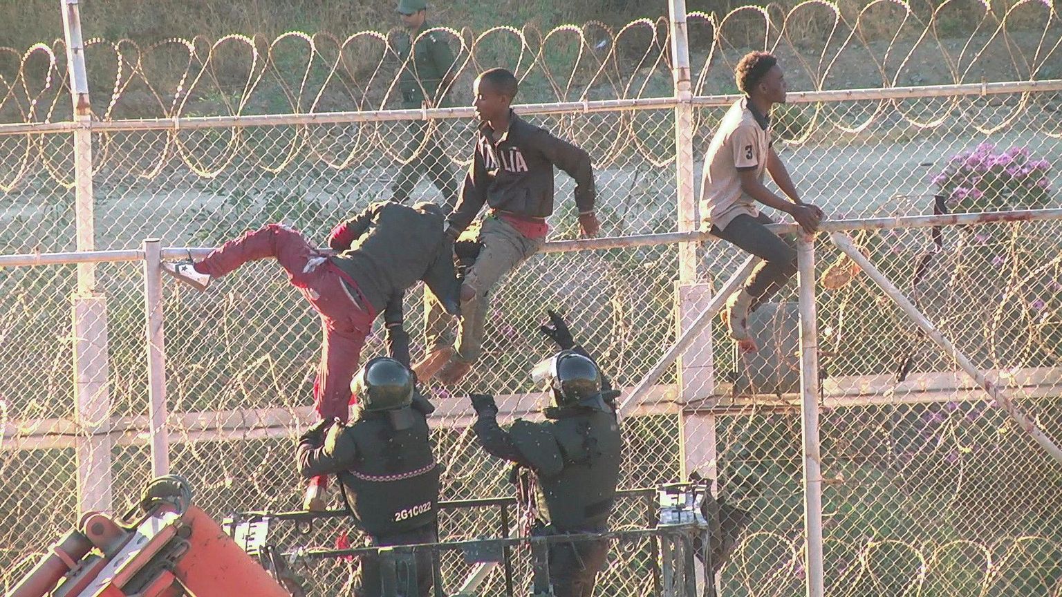 Migrandid ületamas Marokot ja Hispaania Ceuta enklaavi eraldavat piiritara.