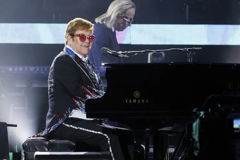 Elton John esineb Dodgeri staadionil 2022. aasta novembris