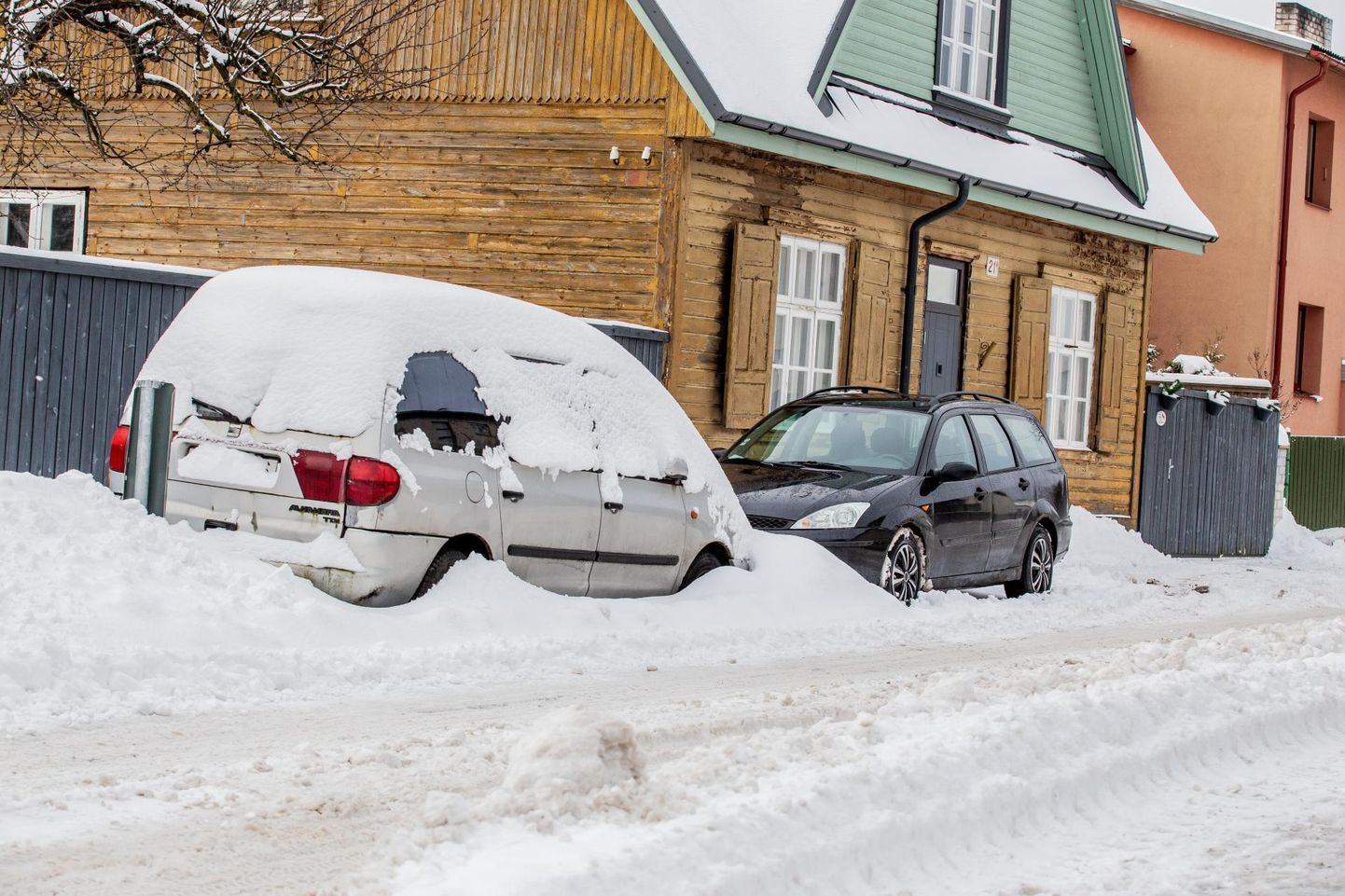 Parkivad autod segavad lumekoristust eeskätt kitsamatel tänavatel.