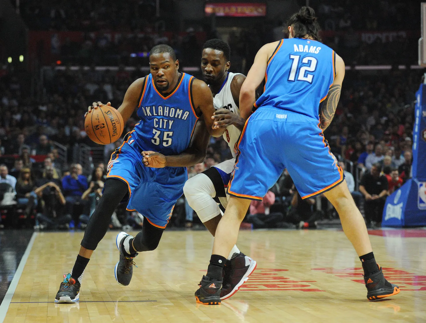 Oklahoma City Thunderi mängijad (sinises vormis).