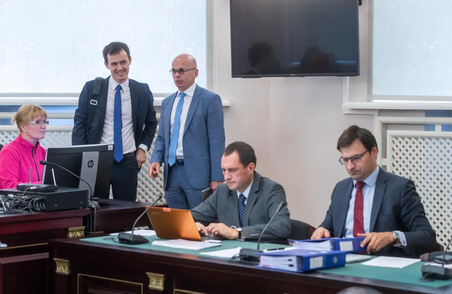 Tootsi kohtuasi tõi kokku korraliku advokaatide plejaadi: istuvad riiki esindanud Aarne Akerberg (paremal) ja Martin Triipan, seisavad Nelja Energia esindajad Kaspar Endrikson (paremal) ja Allar Jõks.