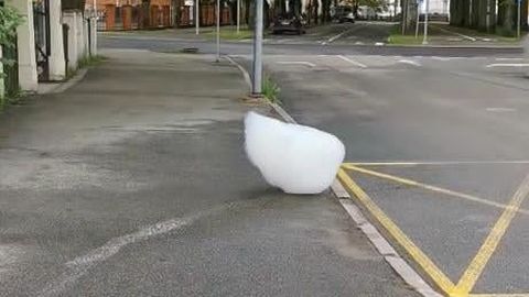 VIDEO ⟩ Sotsiaalmeedias lööb laineid klipp mööda Pärnu tänavat liikuvast «pilvekesest»