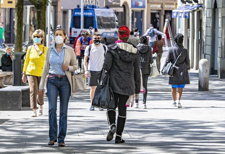 Itaalias tühistatakse koroonapiiranguid, pildil inimesed Bergamo tänaval