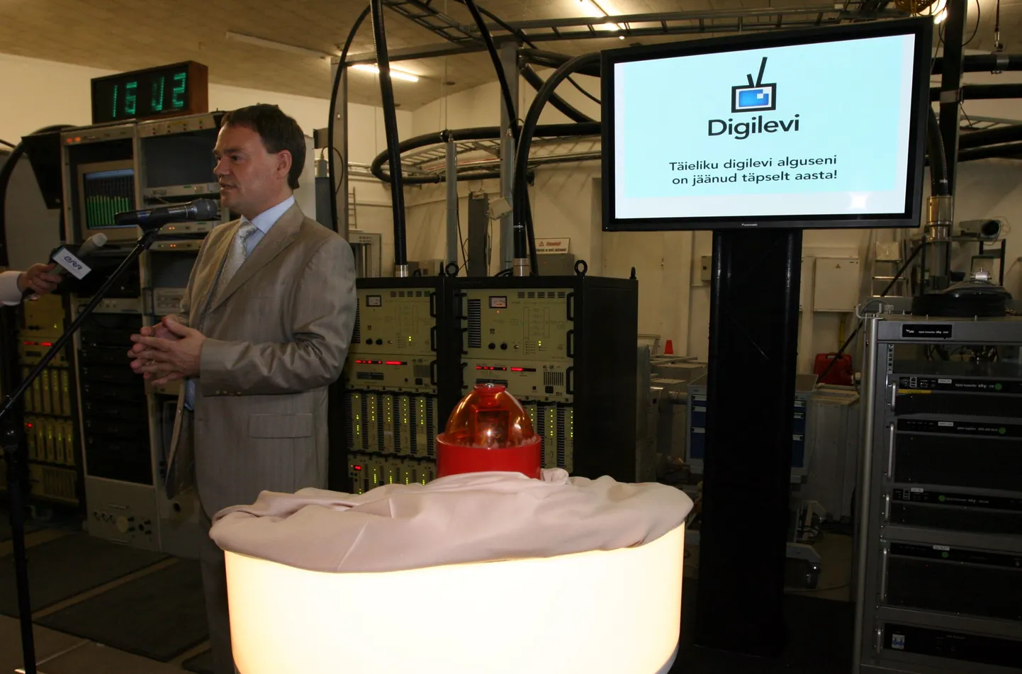 Teletornis käivitati 1 aasta enne digilevile üleminekut kell. Sel suvel läheb Eesti täielikult üle digilevile. Pildil Jüri Pihel.