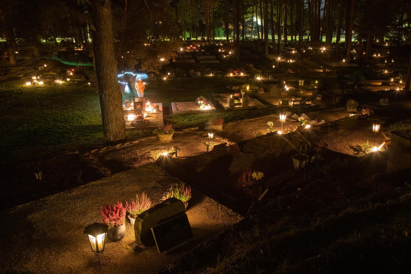 Hingedepäeval põlesid küünlad paljudel surnuaedadel, nii ka Viljandi Metsakalmistul.