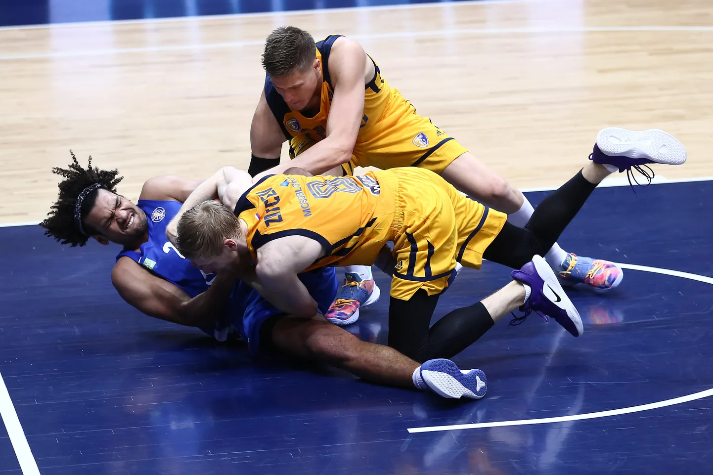 Kalev/Cramo mehed (sinises) pidasid eile kõva lahingu Moskva Himkiga.