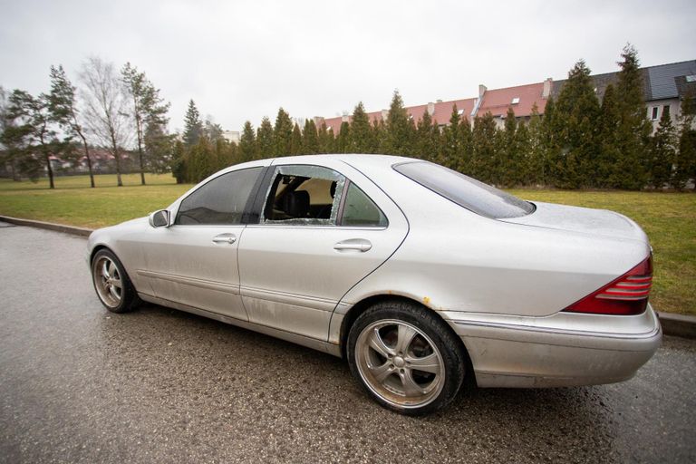 Päevinäinud Mercedes-Benzi sisemuse kustutamiseks pidid päästjad akna katki tegema.